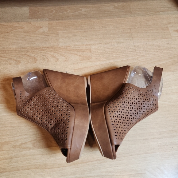Torrid 9.5W Faux Leather Laser-Cut Peep-Toe Platform Wedges Cognac brown - Picture 5 of 16